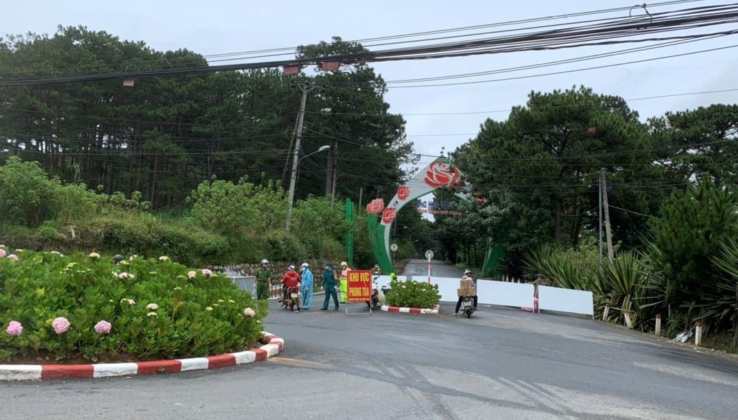 Thiết lập cách ly y tế hơn 2.200 người vì xuất hiện ổ dịch COVID-19 ở làng hoa Đà Lạt