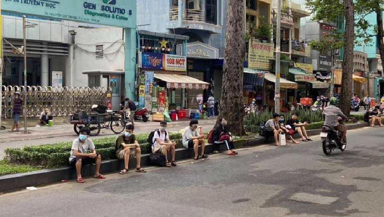 Cháy ở ký túc xá đại học giữa trung tâm TPHCM sinh viên tháo chạy