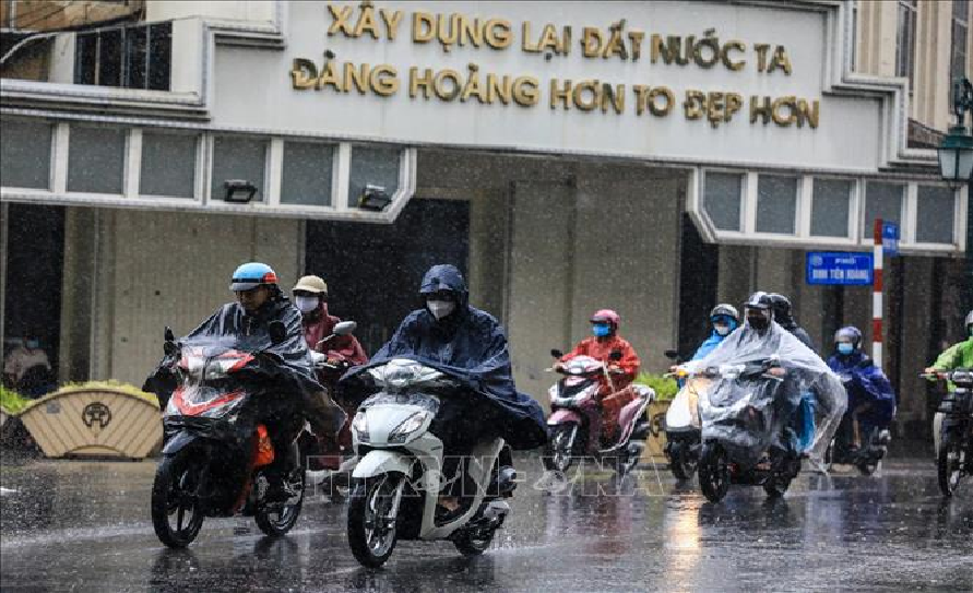 Sáng đầu tuần, người đi đường Hà Nội và nhiều địa phương khổ sở vì mưa to, trời chuyển rét