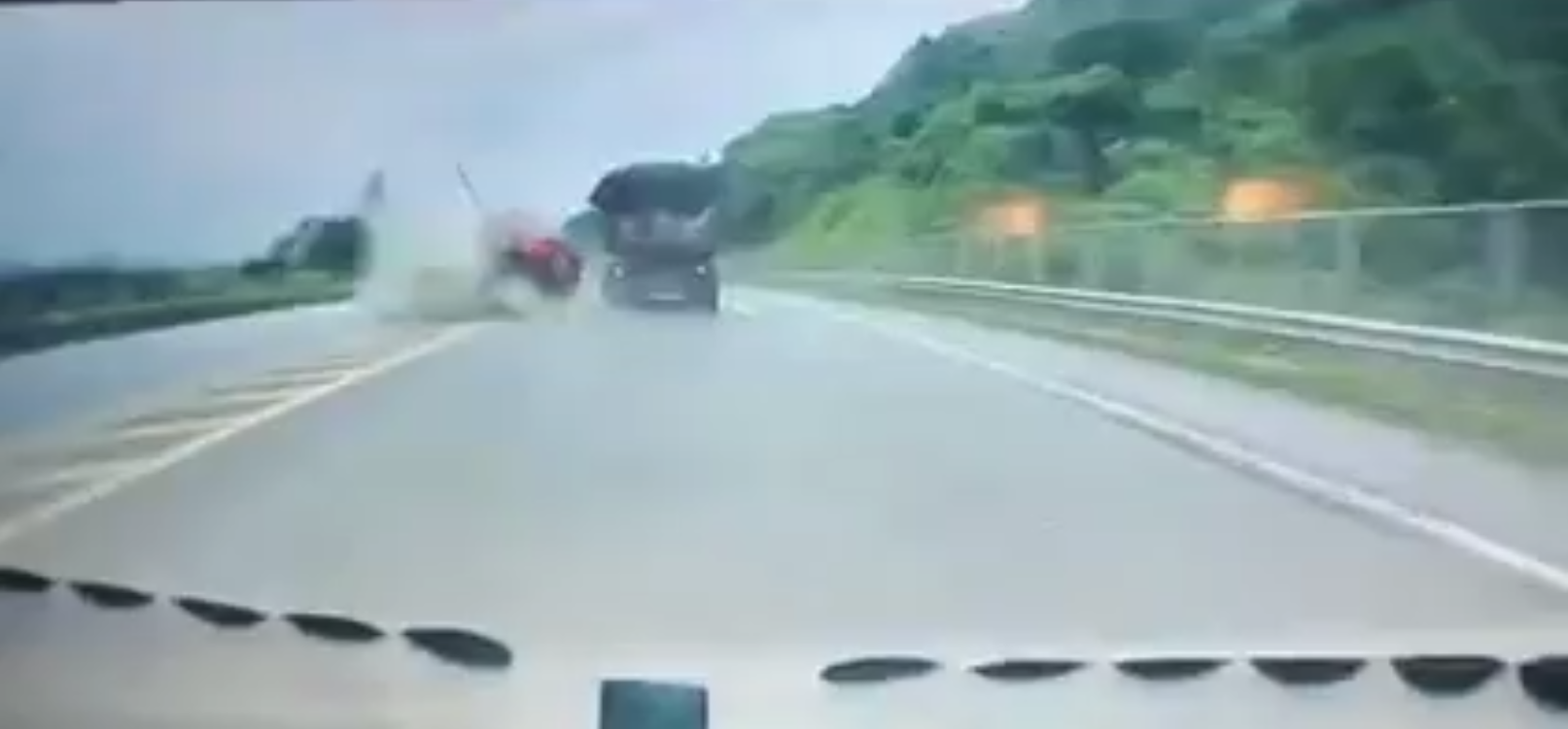 Video Ô tô lộn nhào trên cao tốc Nội Bài - Lào Cai