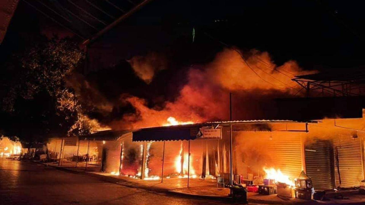 Cháy chợ Núi Đèo rộng hơn 1.000m2 ở Hải Phòng khiến nhiều gian hàng bị thiêu rụi