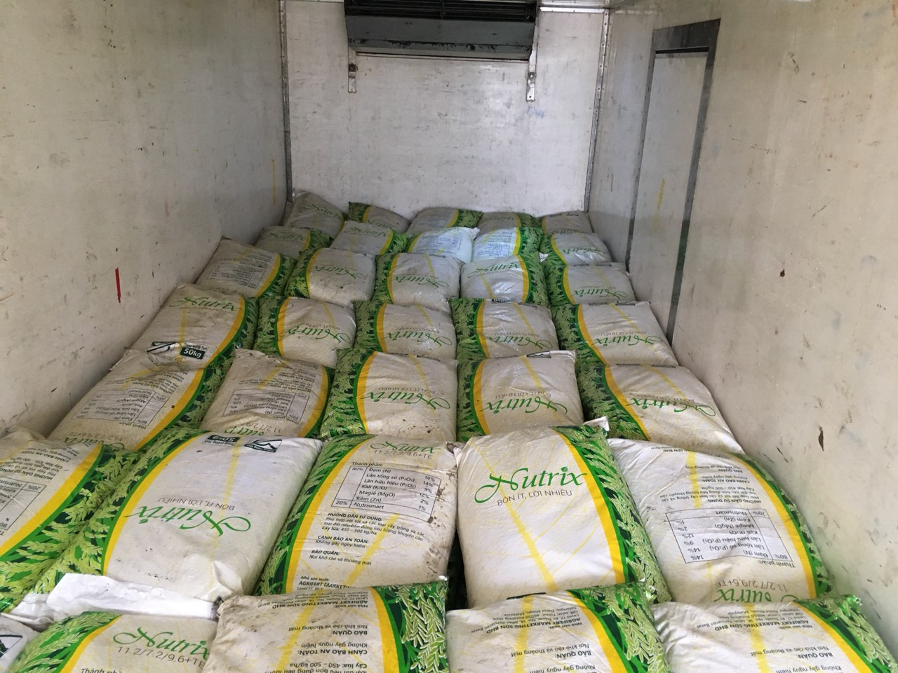 Liên tiếp phát hiện hàng trăm bao phân bón vi phạm về nhãn tại Vĩnh Long và Tiền Giang
