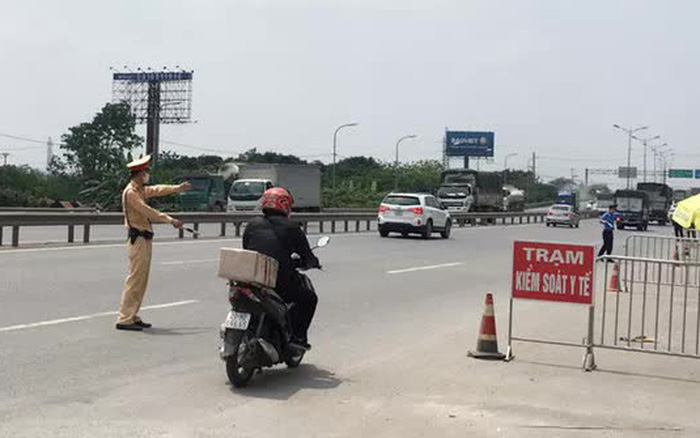 Người dân đi lại khó khăn do nhiều địa phương vẫn duy trì các chốt kiểm soát sau Nghị quyết 128