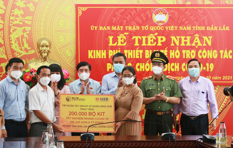 Trao tặng 200.000 bộ kit test nhanh COVID-19 cho tỉnh Đắk Lắk