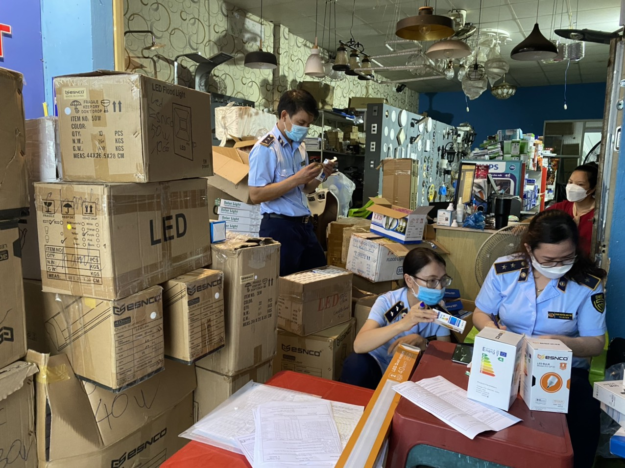 Bình Thuận Thu giữ gần 2.500 đèn điện không rõ nguồn gốc xuất xứ