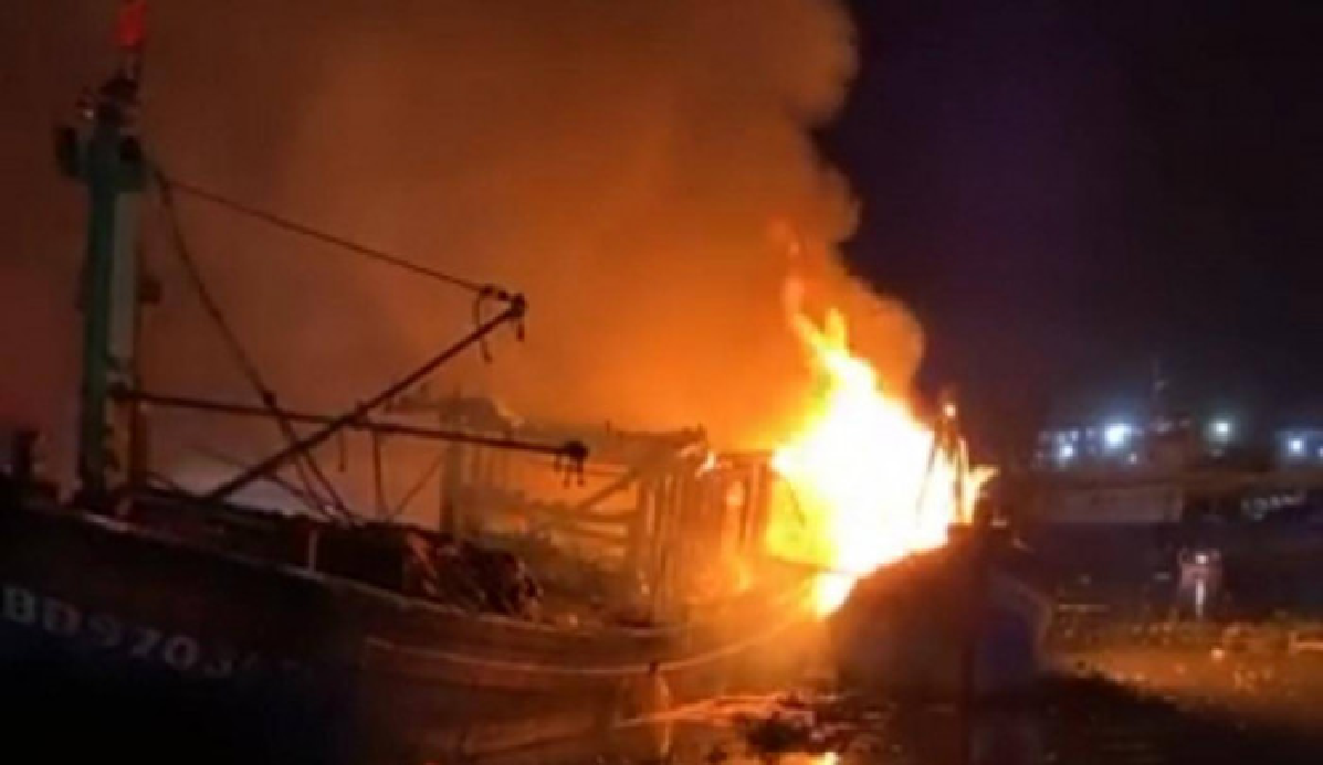 5 tàu cá của ngư dân Bình Định bất ngờ bốc cháy dữ dội trong đêm