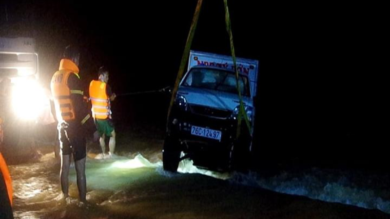 Lũ cuốn trôi chiếc xe ô tô khiến 2 vợ chồng ở Quảng Ngãi bị mất tích