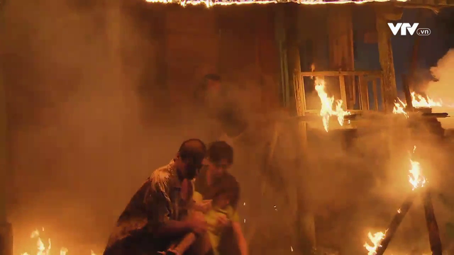 Hương vị tình thân tập 62 phần 2 Ông Tấn bị bắt, Nam và Thy thoát chết trong gan tấc