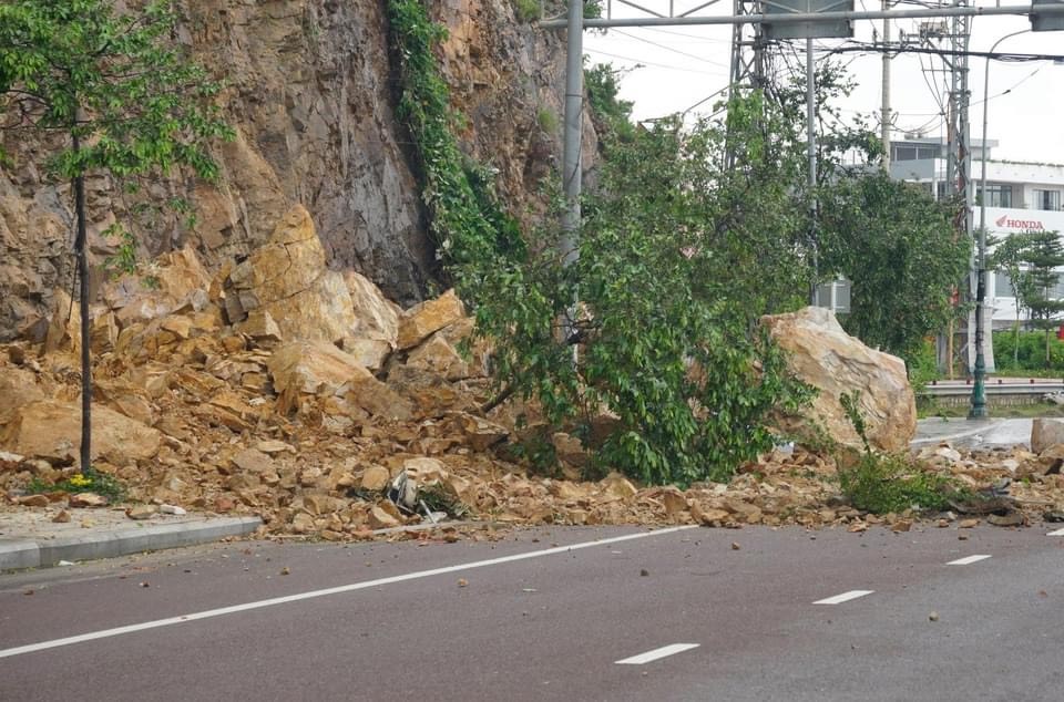 Đất đá trên núi Bà Hỏa giữa TP Quy Nhơn đổ ập xuống đường