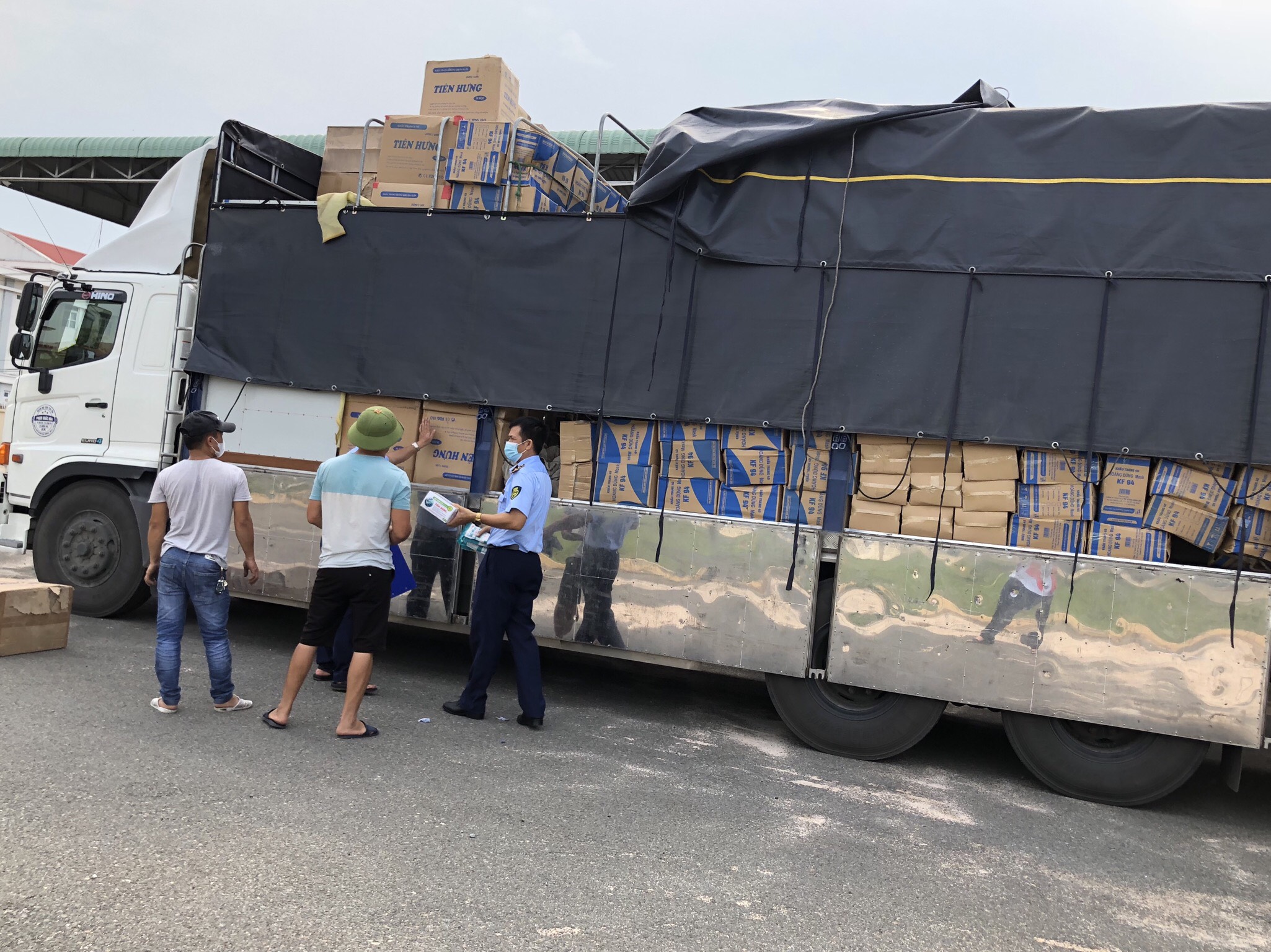 Phát hiện một ô tô tải vận chuyển lô hàng hơn 400.000 khẩu trang không rõ nguồn gốc