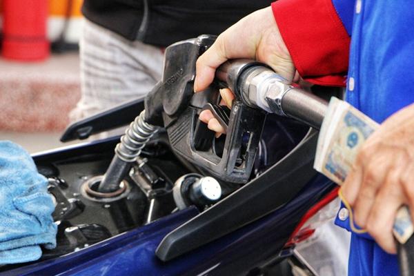 Giá xăng vượt 24 nghìn đồnglít cao nhất trong 7 năm qua