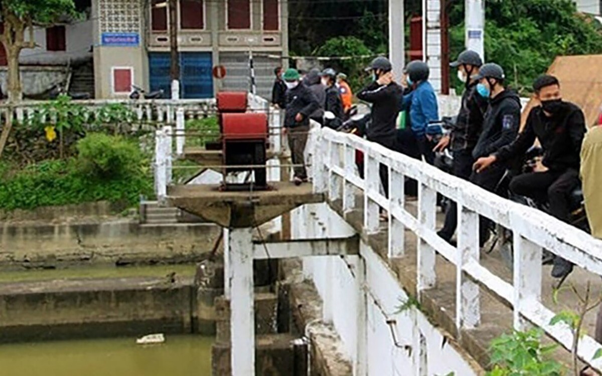 Tìm thấy thi thể bé trai 8 tuổi ở Nghệ An đá bóng rơi xuống sông