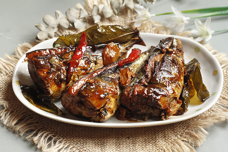 Đổi món với cá bạc má kho mật mía đúng kiểu xứ Nghệ