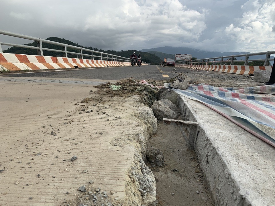 Đắk Lắk Cầu bị sụt lún, người dân lo mất an toàn giao thông