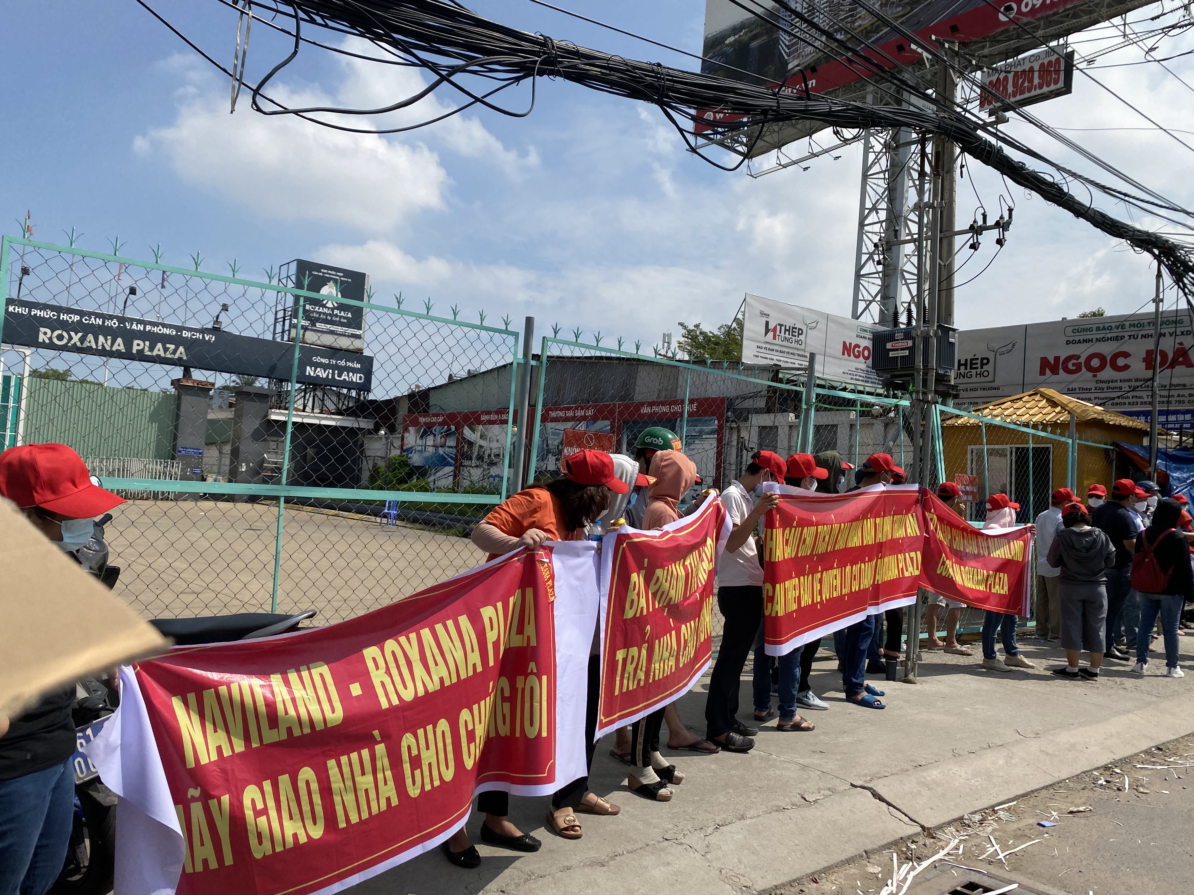 Bình Dương Dự án Roxana Plaza “dừng thi công vô thời hạn” hàng trăm khách hàng giăng băng rôn đòi nhà