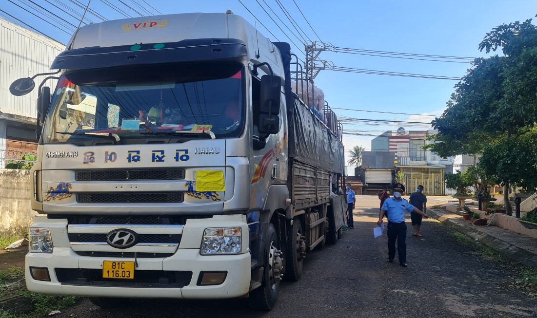 Gia Lai Tịch thu 1.000 chiếc ô, xử phạt 8 triệu đồng tài xế chở hàng lậu