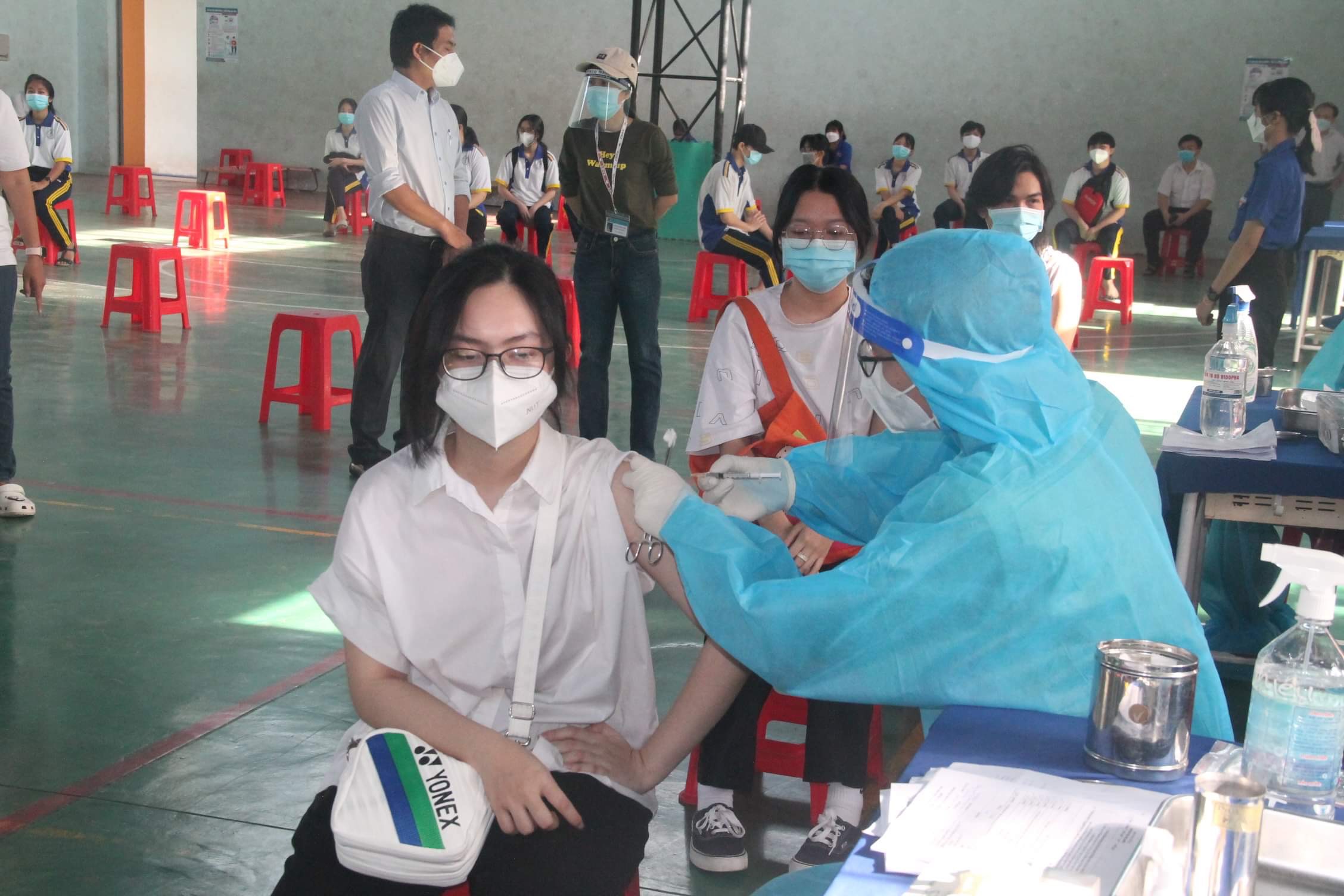 Bình Dương Hàng trăm học sinh được tiêm vắc xin Covid-19