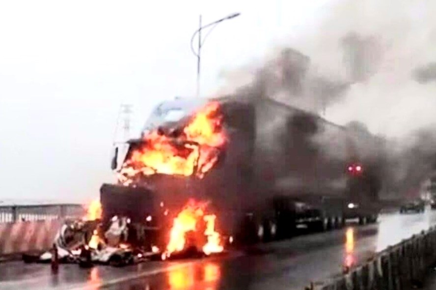 Container bốc cháy dữ dội trên cầu Gianh khi đang lưu thông