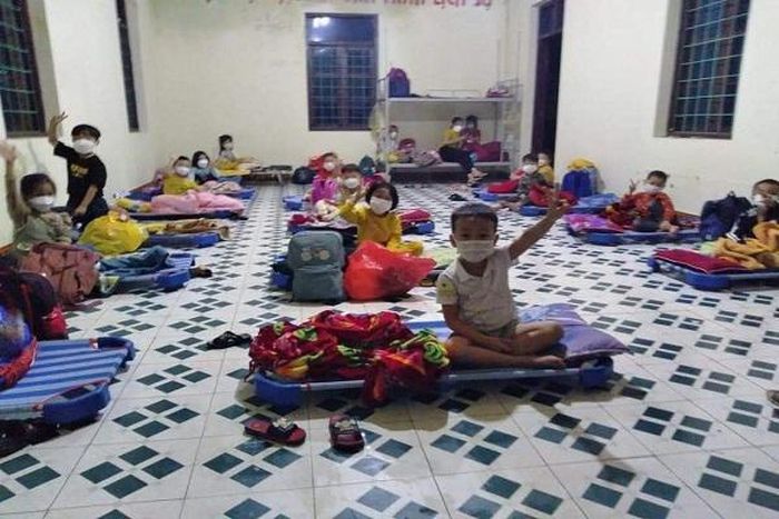 Quảng Bình 5 giáo viên và 29 học sinh lớp 1 đi cách ly trong đêm vì tiếp xúc với F0