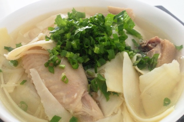 Thịt gà nấu măng chua hạt dổi - Món ăn nổi tiếng ở vùng núi Hòa Bình