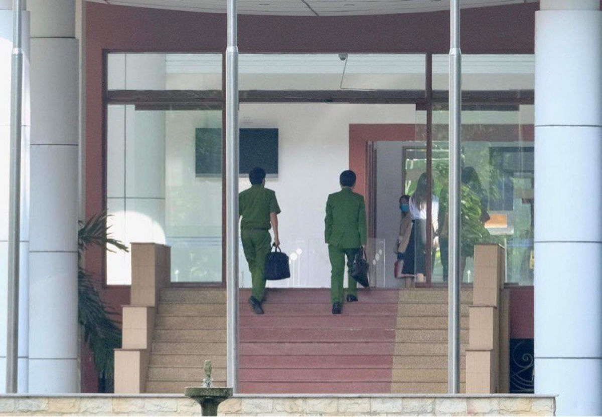 Khám xét nơi làm việc của Thứ trưởng Bộ Y tế Trương Quốc Cường