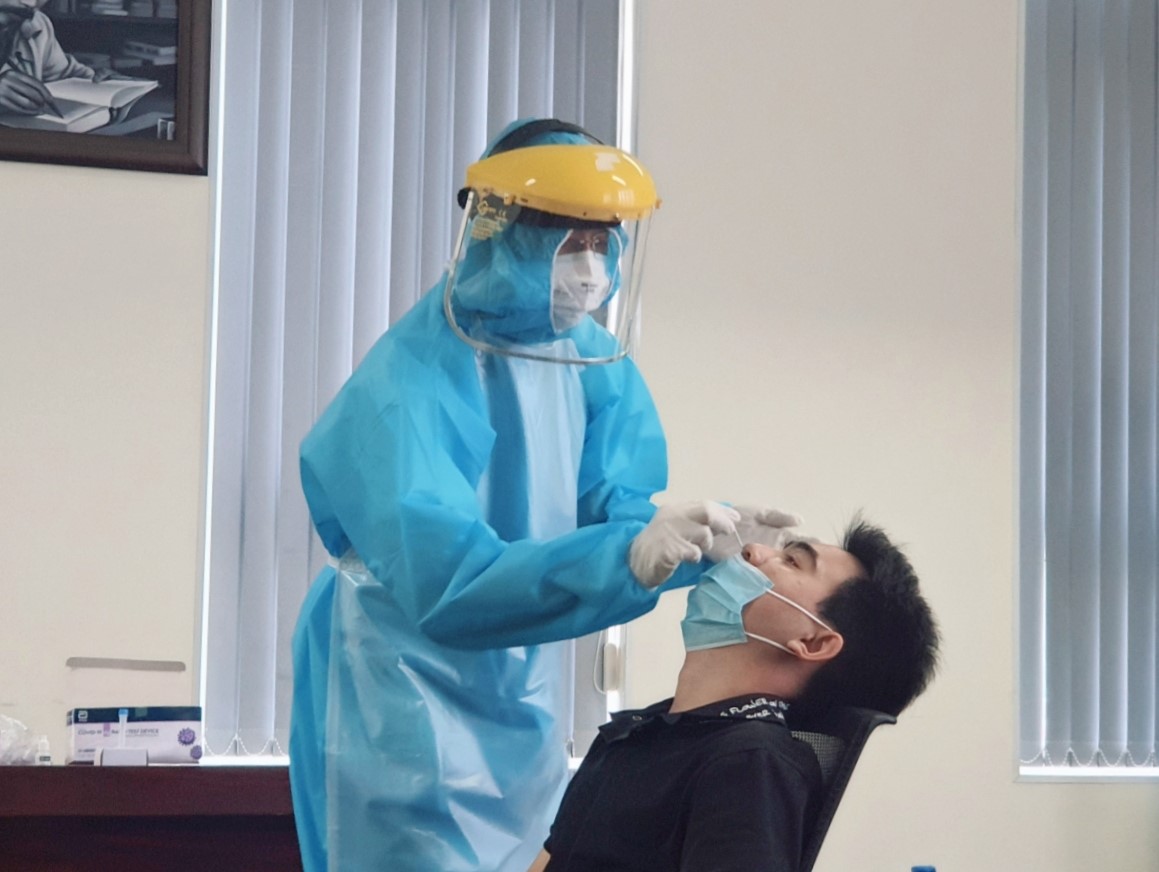  Khán giả đến sân Mỹ Đình xem đội nhà thi đấu được hỗ trợ xét nghiệm COVID-19