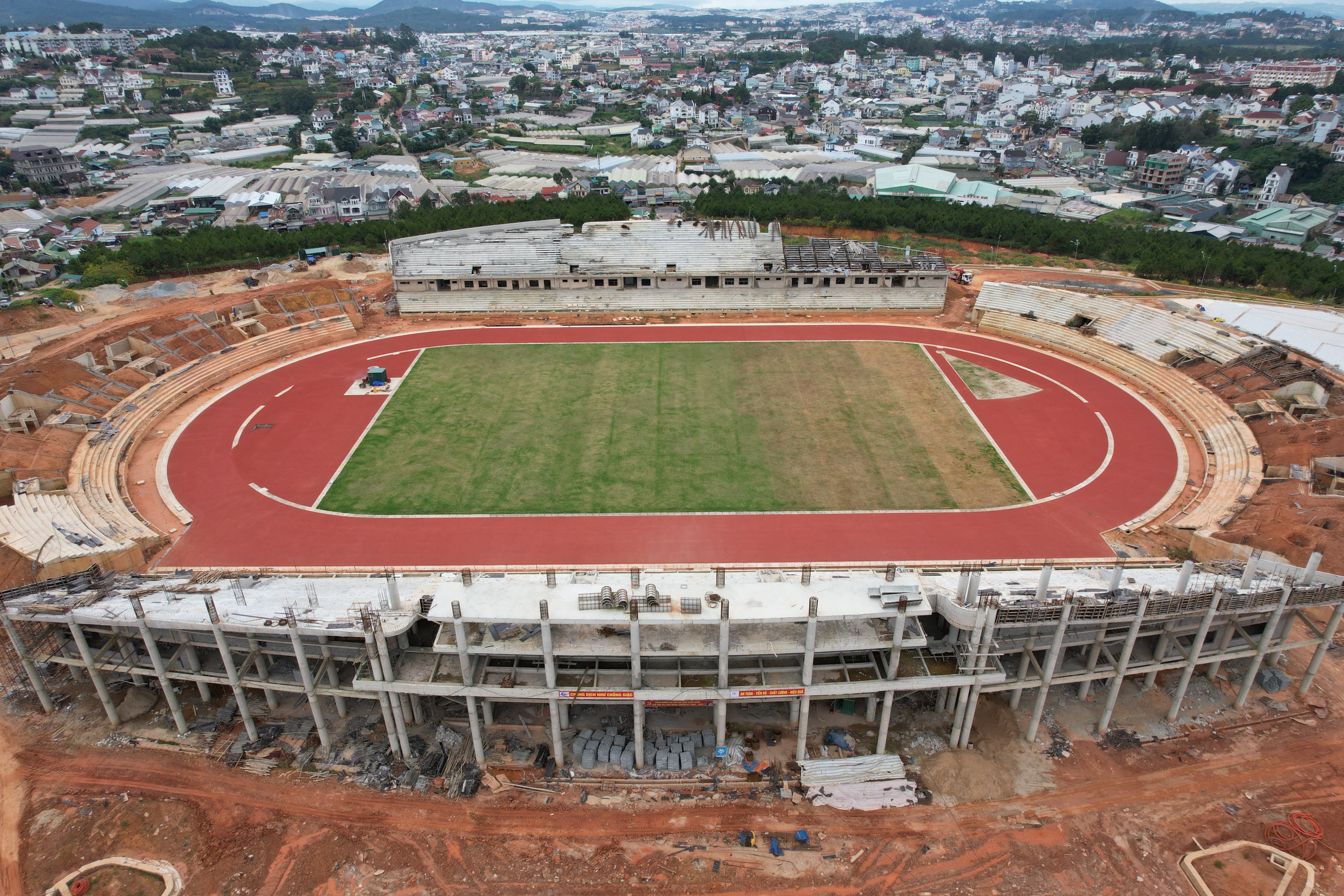 Yêu cầu đẩy nhanh tiến độ hoàn thành sân vận động Đà Lạt