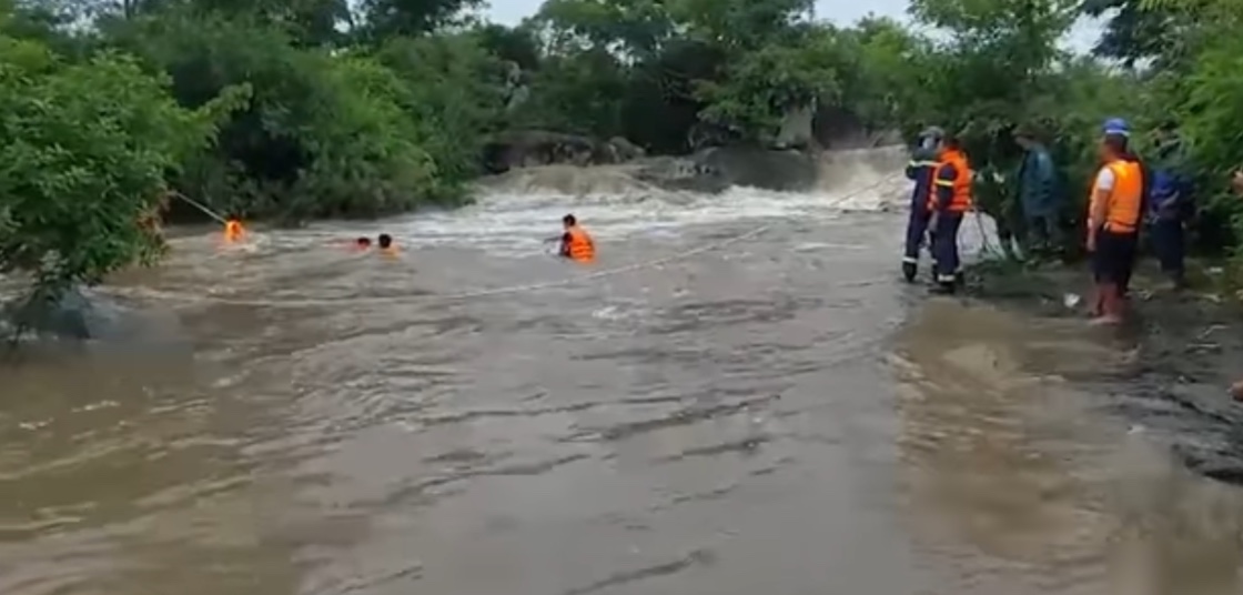 Gia Lai Giải cứu người dân bị mắc kẹt ở đập tràn Thuỷ điện Đak Srong