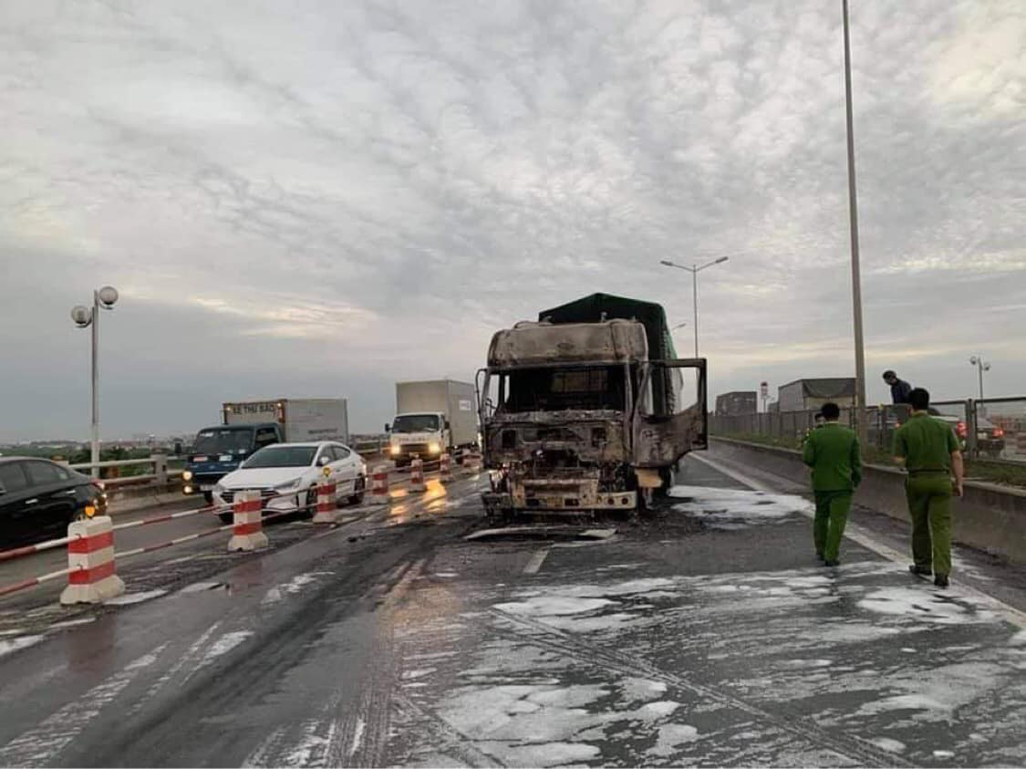 Xe container cháy trên cầu Thanh Trì gây ùn tắc hơn 5 km