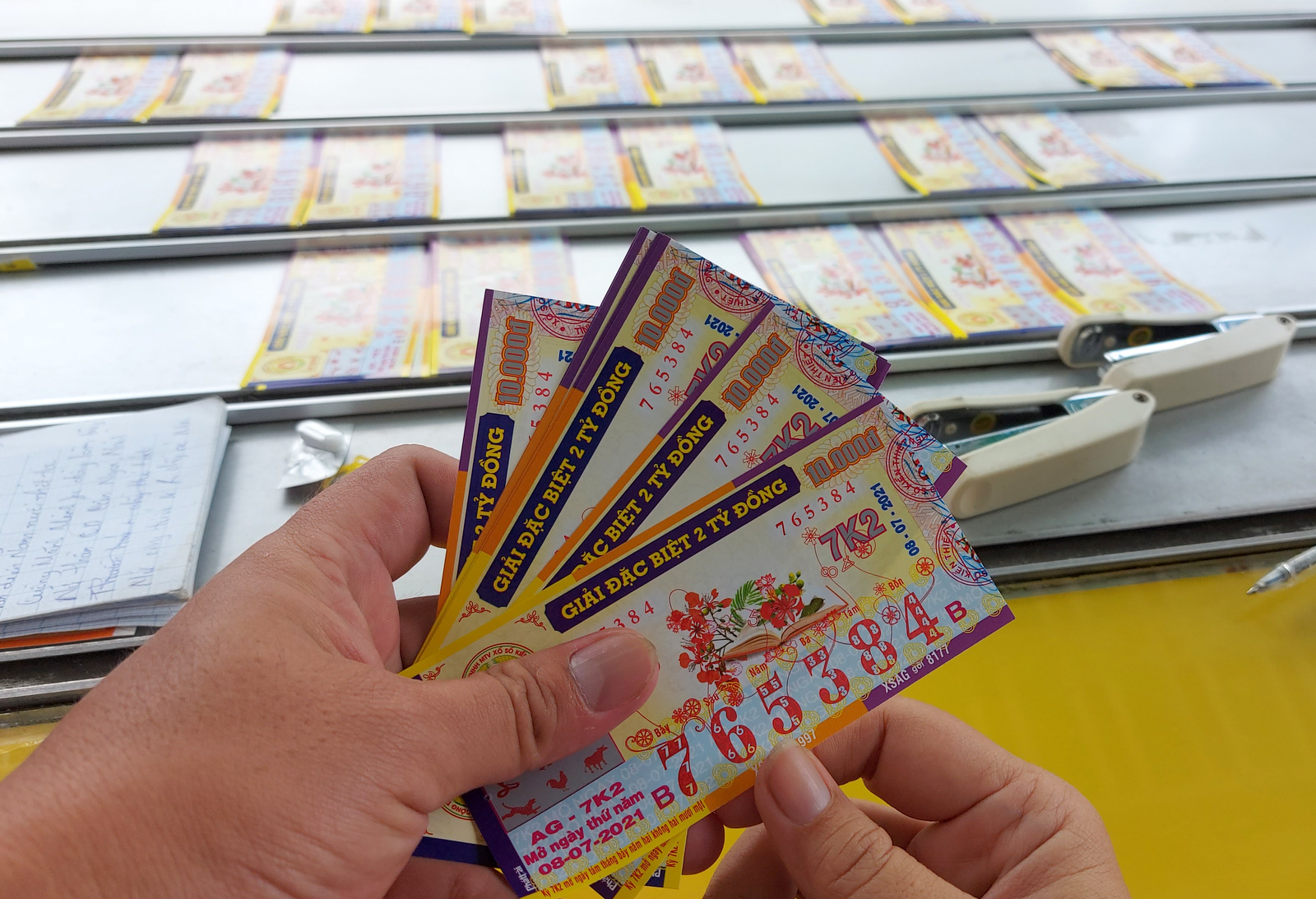 Người bán vé số ở Sóc Trăng được cấp thẻ xanh