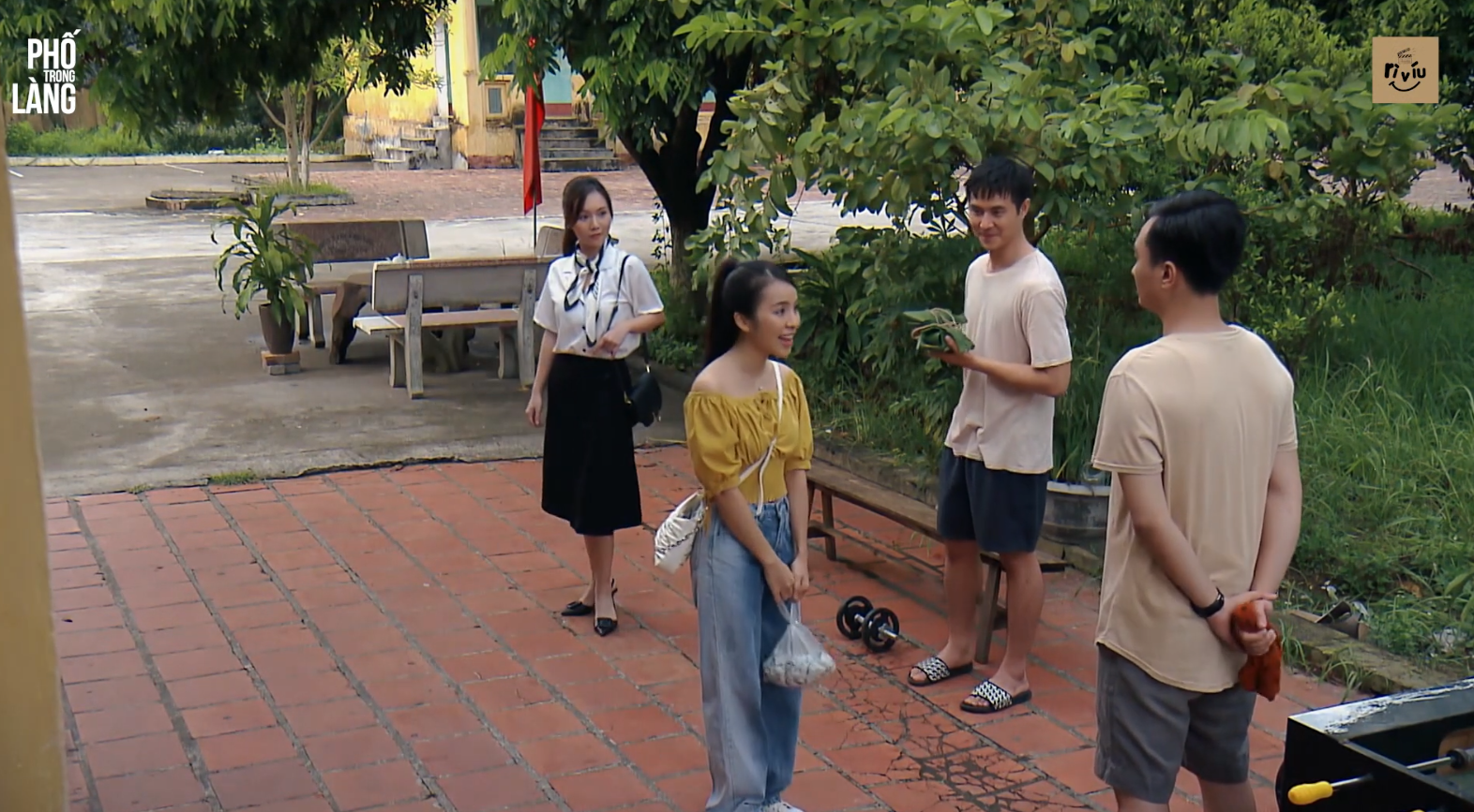 Preview Phố trong làng tập 4 Mới về xã, Nam đã nhận được sự quan tâm của các cô gái trẻ