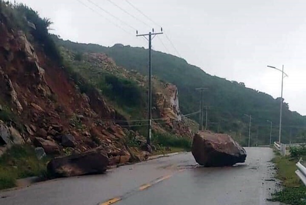 Ninh Thuận Nhiều tuyến đường ở bị sạt lở do mưa lớn kéo dài