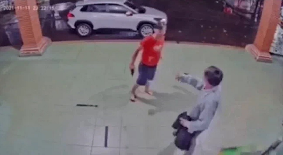 Cán bộ công an đe dọa nhân viên y tế bị đình chỉ công tác