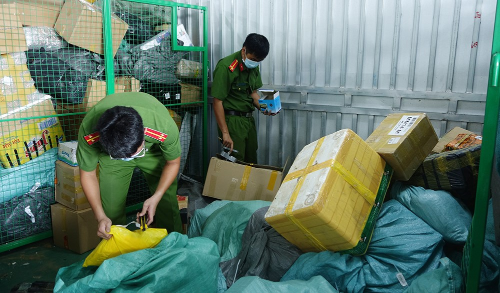 An Giang Phát hiện nhiều hàng hóa không rõ nguồn gốc trong điểm giao hàng tiết kiệm