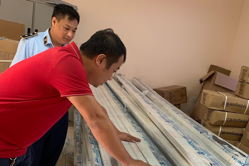 Một công ty bị xử phạt 205 triệu đồng vì bán thanh nhôm giả