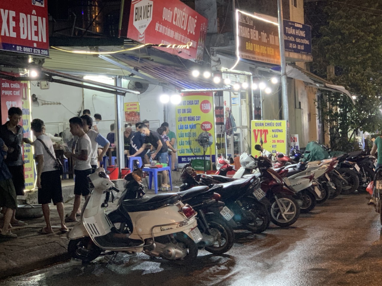 Hà Nội khẩn tìm người tới quán nướng, hàng phở, cà phê ở phố cổ