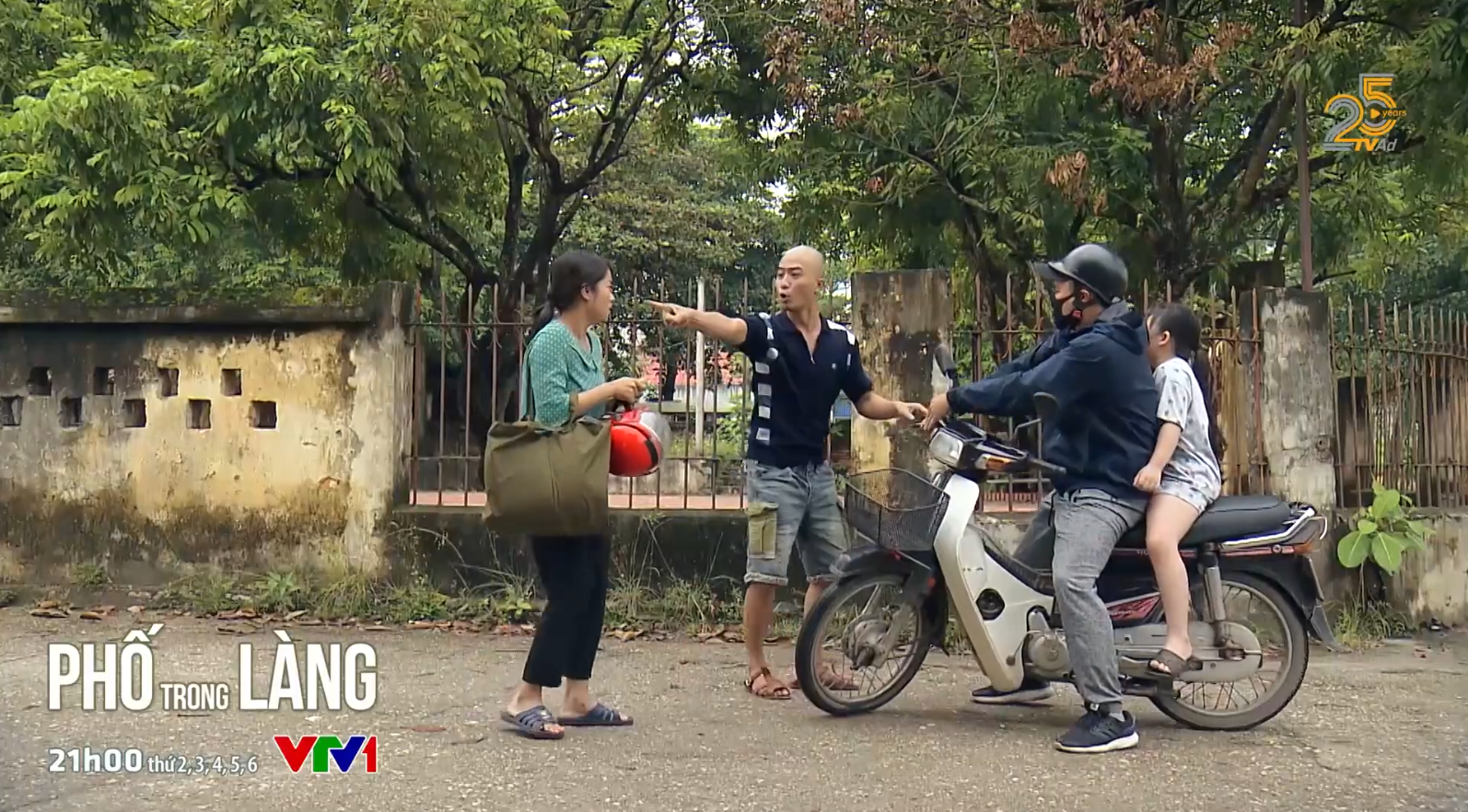 Preview Phố trong làng tập 7 Đông phải lòng gái xinh Thanh Hải, Mến vẫn tiếp tục giở thói vũ phu