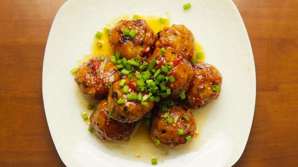 Cách làm cá viên trứng cút chiên nước mắm giòn rụm