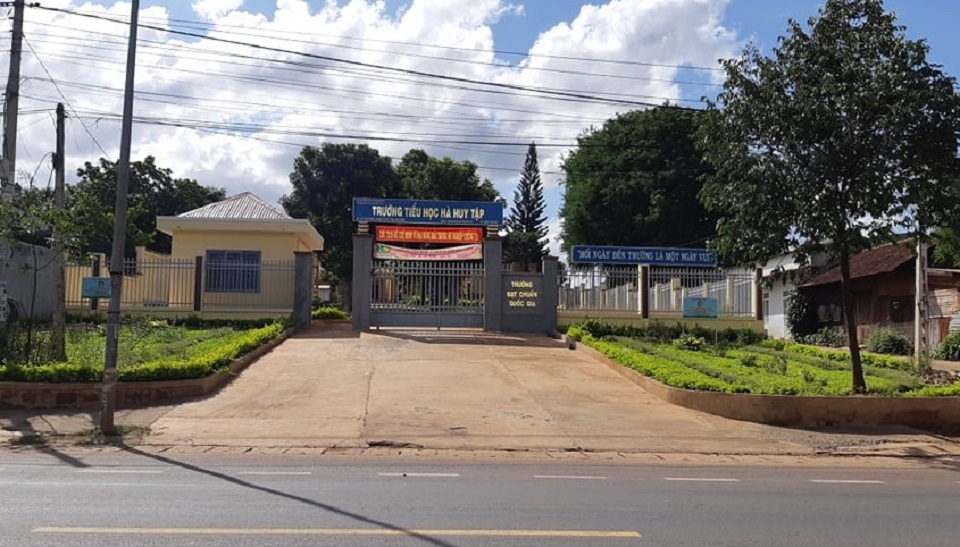 Đắk Nông Cách chức hiệu trưởng giữ học bạ của học sinh, điều chuyển làm giáo viên