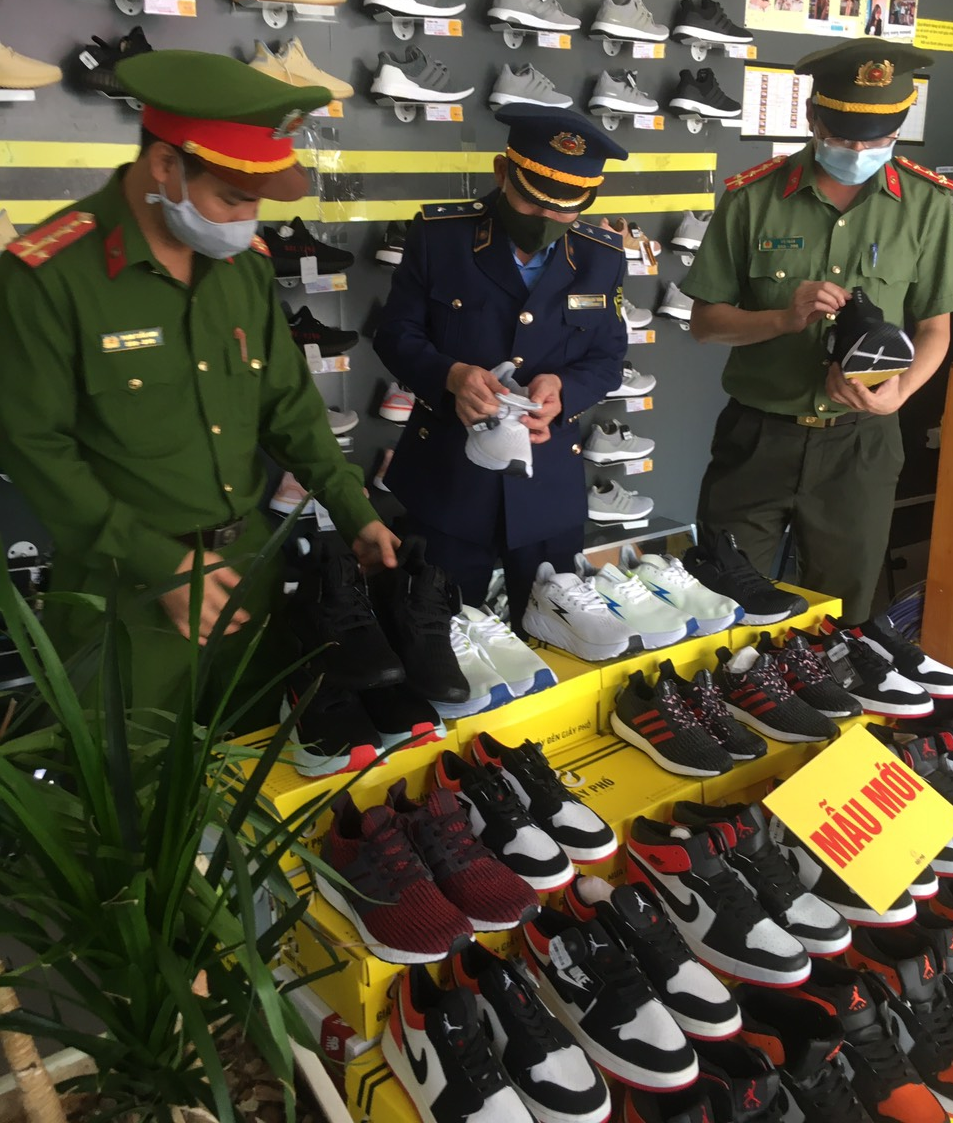Thu giữ gần 5.000 đôi giày giả mạo nhãn hiệu nổi tiếng ở Bắc Ninh