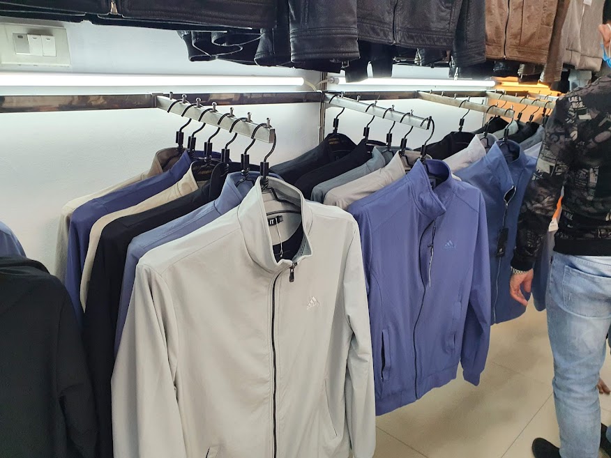 Thị trường quần áo mùa đông Chủ cửa hàng không dám nhập mẫu mới, bán cầm chừng các mẫu cũ