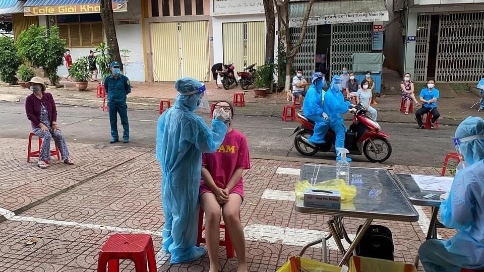 Lâm Đồng Phát hiện dương tính với SARS-CoV-2, một người trèo trên cây cao để trốn