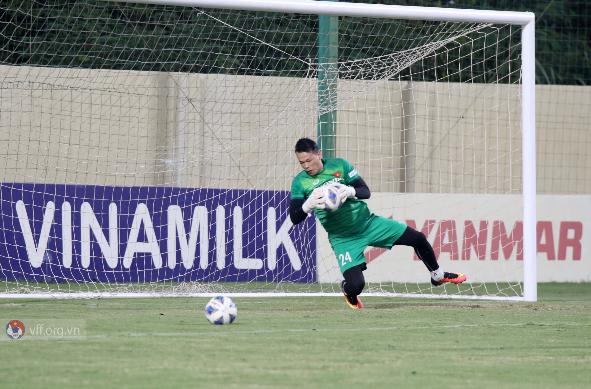 Thủ môn Tấn Trường cam kết sẽ không livestream khi tập trung cùng đội tuyển Việt Nam