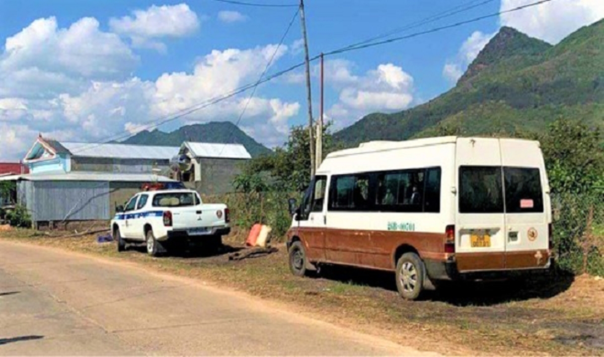 Bốn học sinh văng khỏi xe đưa đón ở Sơn La 