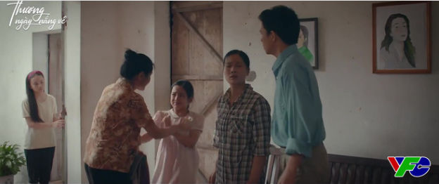 Thương ngày nắng về - Tập 4 Cả nhà bà Nga đều thương cho hoàn cảnh của Hoa