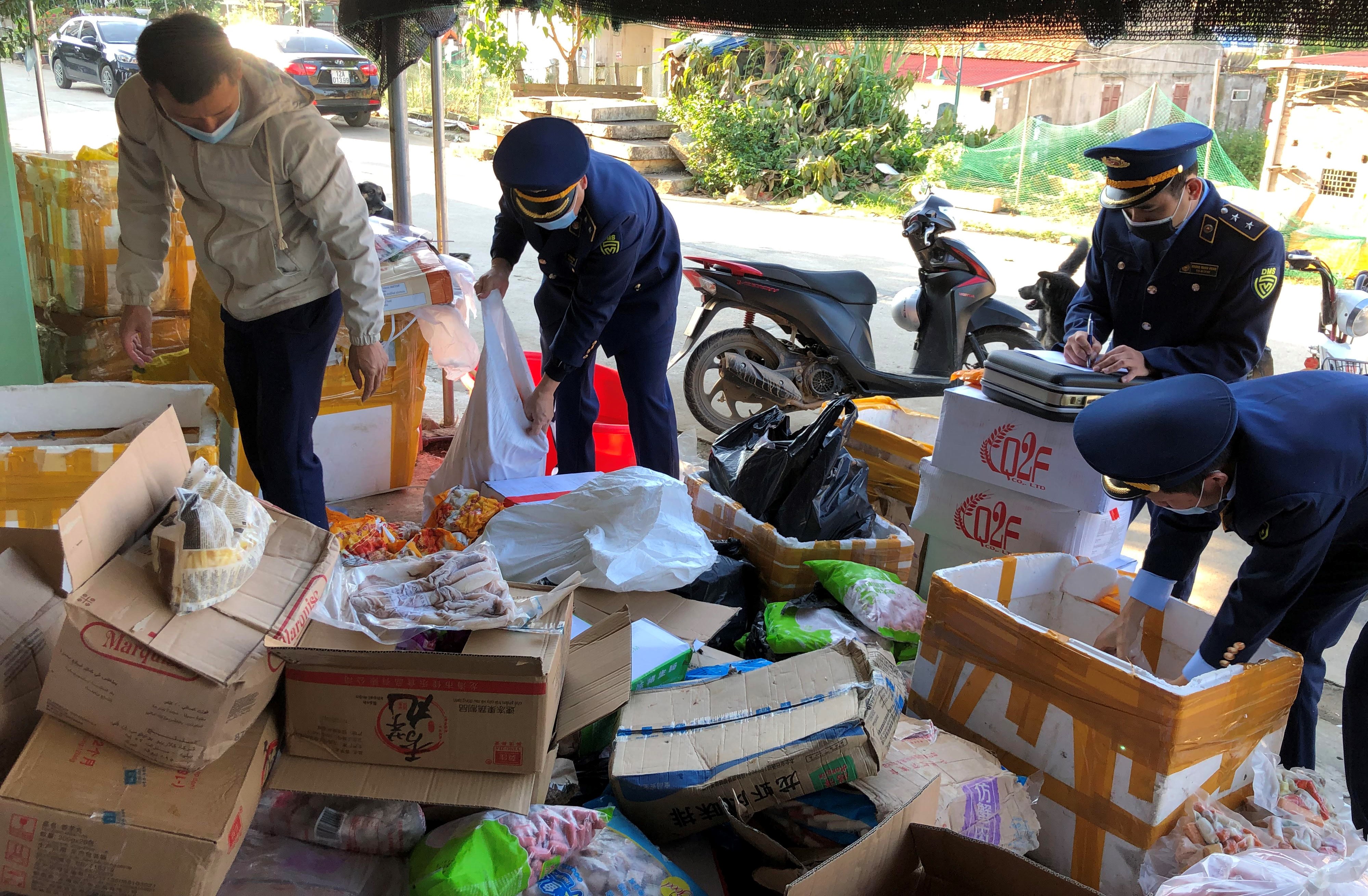 Lạng Sơn Tiêu hủy gần 400 sản phẩm thực phẩm đông lạnh không có nguồn gốc hợp pháp