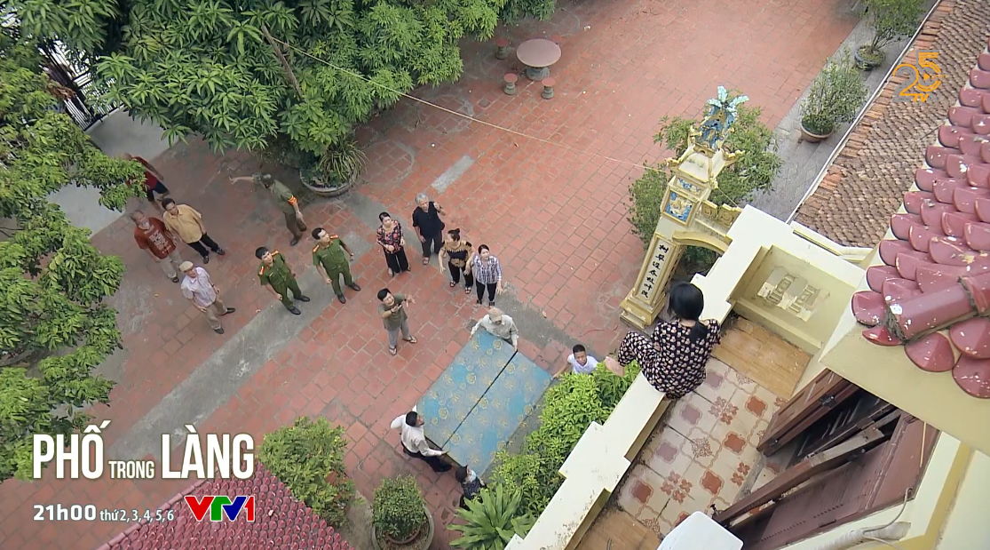 Preview Phố trong làng tập 13 Vợ ông Trung tự tử khi nghe tin chồng đi hát karaoke có tay vịn