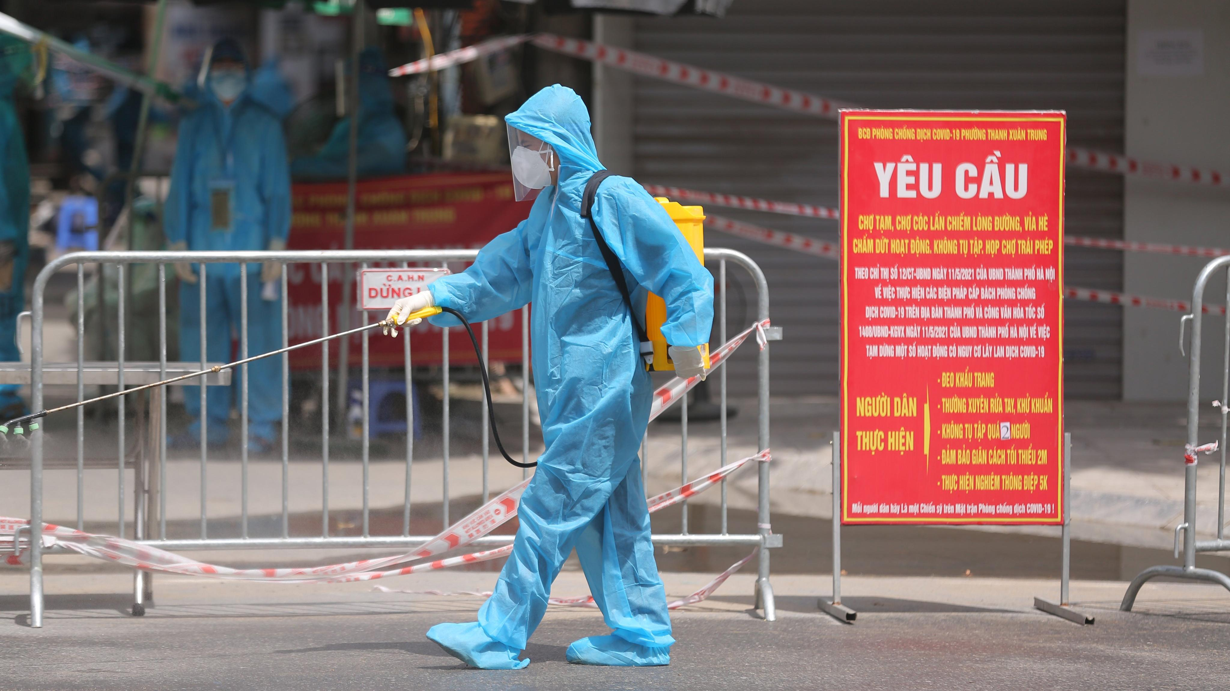 Hà Nội tiếp tục tìm người tới chợ Đồng Xuân và nhiều địa điểm ở quận Ba Đình