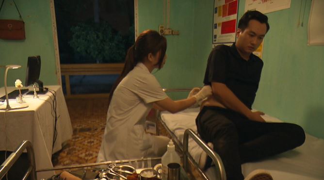 Phố trong làng - Tập 12 Ngọc ân cần chữa trị vết thương khi Nam gặp nạn