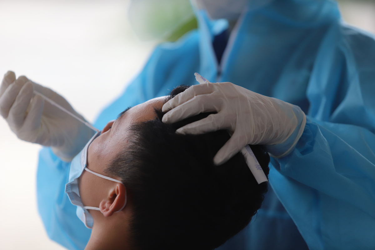 Thanh Hoá Xem xét kỷ luật nhân viên y tế dùng 1 que tăm bông lấy mẫu xét nghiệm cho nhiều người